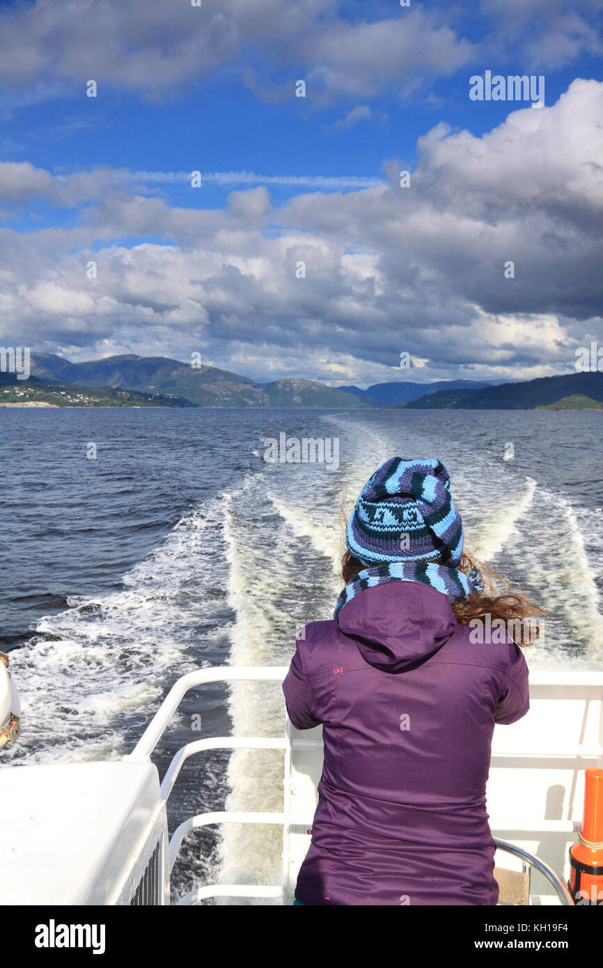 Junge Frau rückblickend als Tour Boot fährt Osterfjorden, nördlich von Bergen, Norwegen Stockfoto