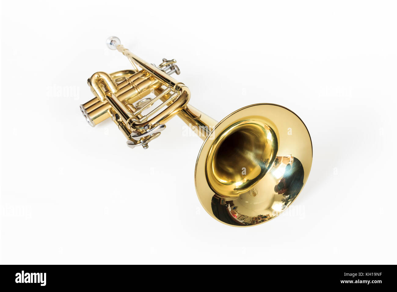 Ein gold lackiert Bb Trompete vor einem weißen Hintergrund Stockfoto