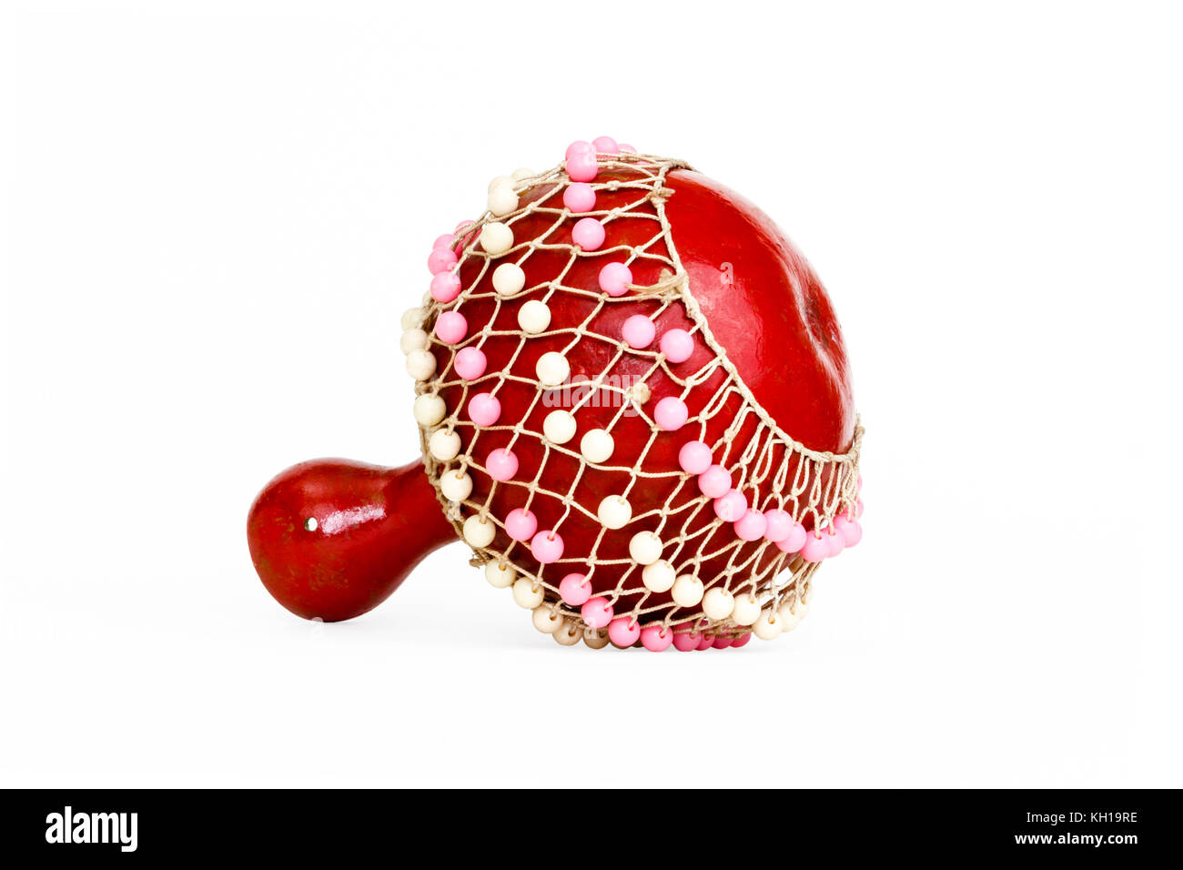Ein roter Perlen traditionellen Kürbis musikalischen Shaker, isoliert vor einem weißen Hintergrund Stockfoto