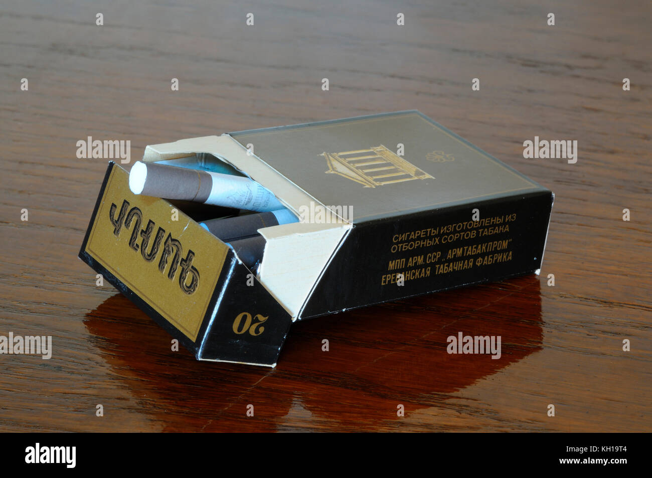 Ein Paket mit einem alten Collectible Zigaretten "Garni", die 1973 in  Armenien ssr gemacht. Von der Seite Stockfotografie - Alamy