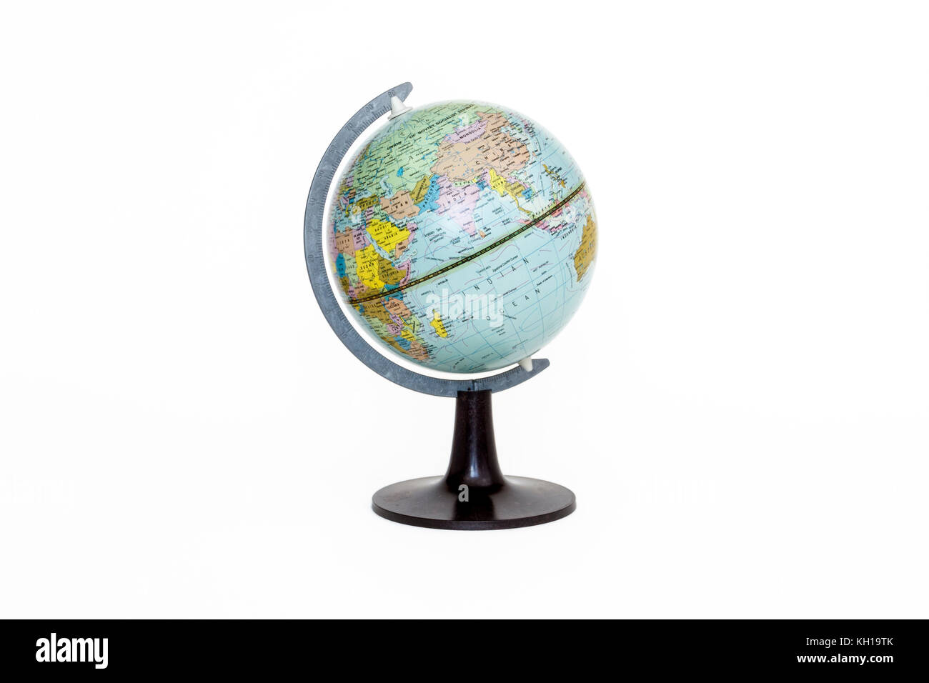 Einen kleinen geographischen Globus auf weißem Hintergrund Stockfoto