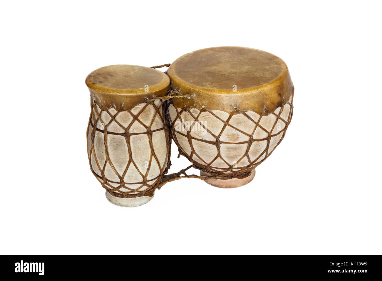 Traditionelle marokkanische Tonerde hand Drums vor einem weißen Hintergrund Stockfoto