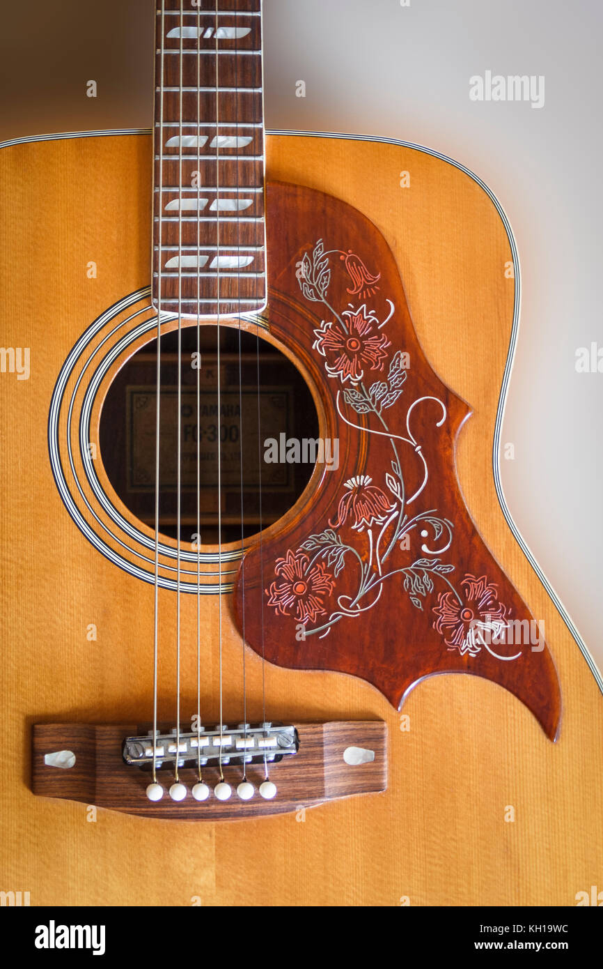 Nahaufnahme eines 1970er Yamaha FG-300 Akustik Gitarre Stockfoto