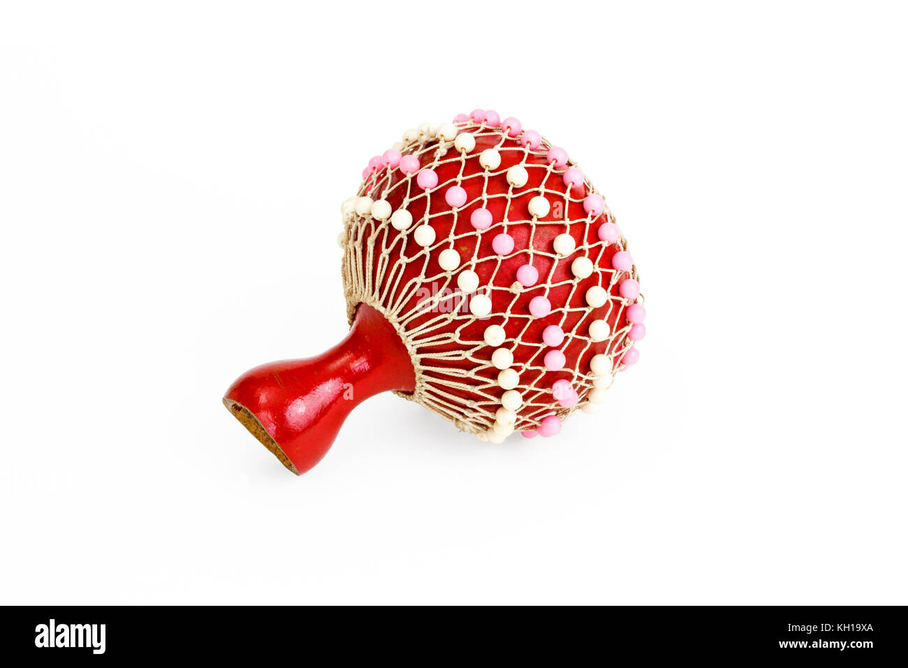 Ein roter Perlen traditionellen Kürbis musikalischen Shaker, isoliert vor einem weißen Hintergrund Stockfoto