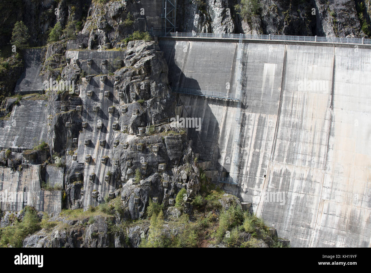 Geologische Engineering: Verstärkte Berg Wand neben der Wasserkraft Staudamm, mit Spritzbeton und rock Schrauben wie Rock oder hangstabilisierung. Stockfoto
