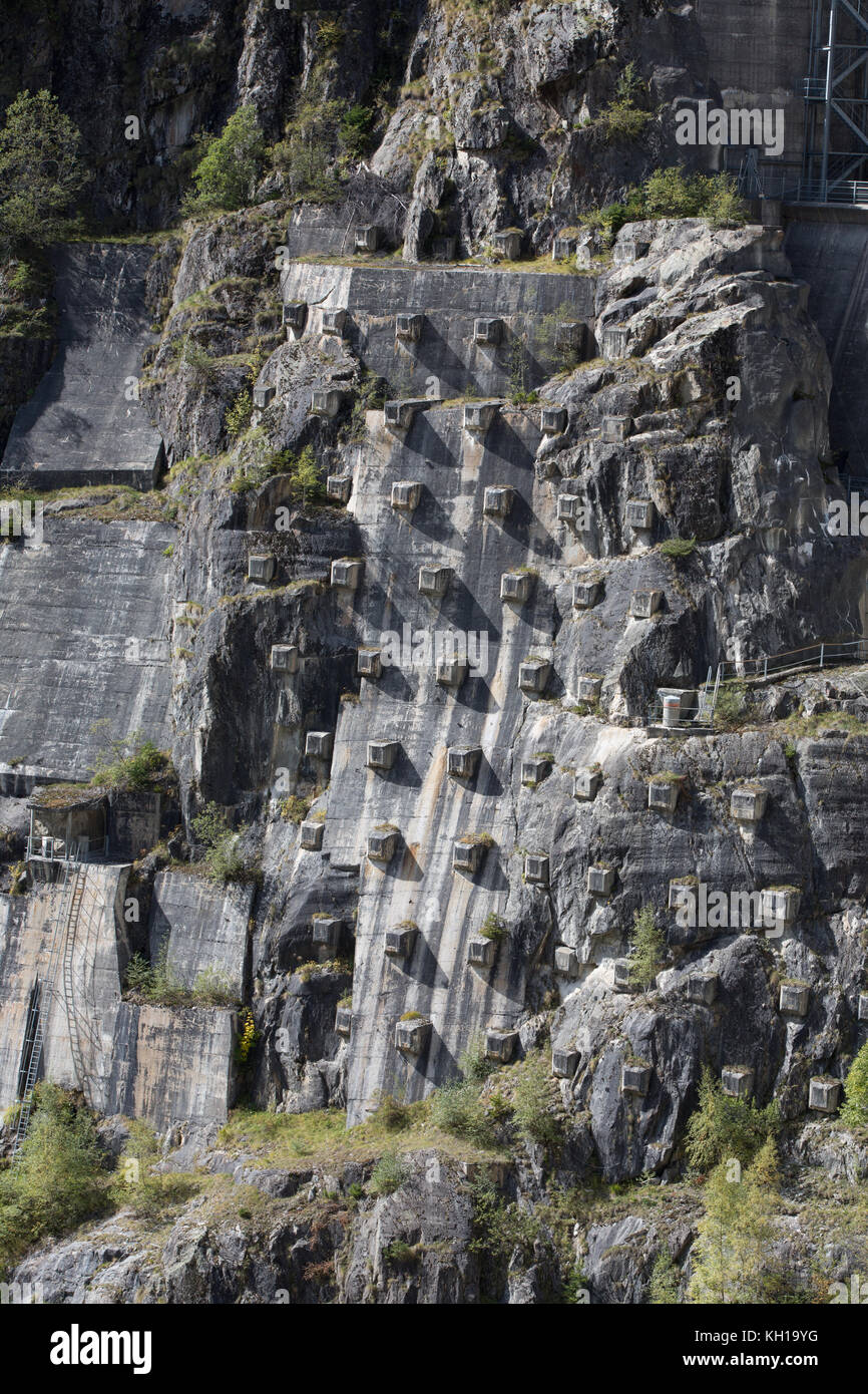 Geologische Engineering: Verstärkte Berg Wand durch die Verwendung von Spritzbeton und rock Schrauben wie Hangstabilisierung. Stockfoto