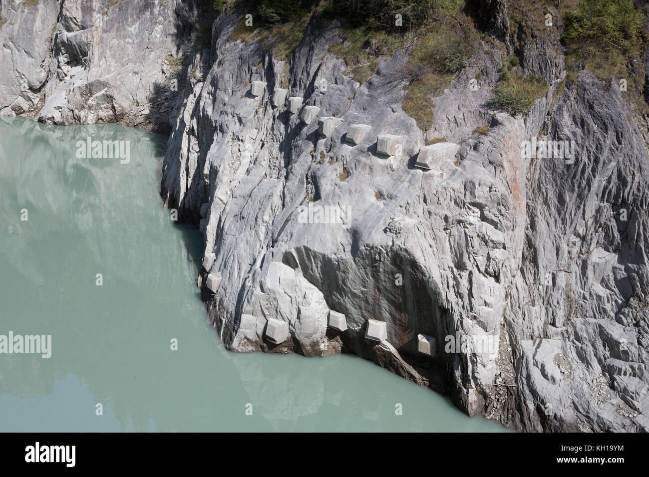 Geologische Engineering: Verstärkte Berg Wand über einen See mit Hilfe von Spritzbeton und rock Schrauben wie Hangstabilisierung. Stockfoto