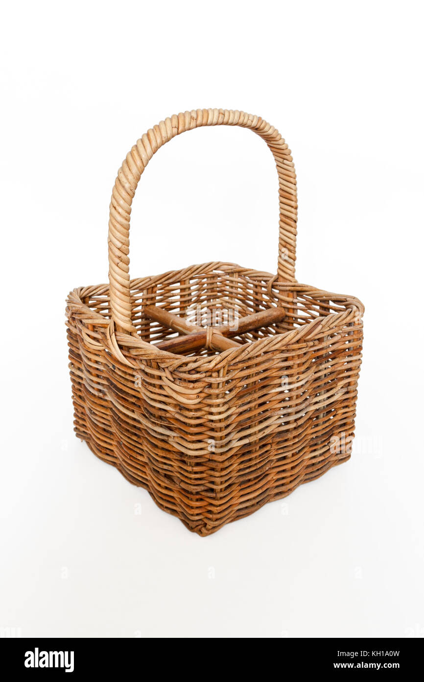 Ein leerer Korb Wein Korb vor einem weißen Hintergrund Stockfoto