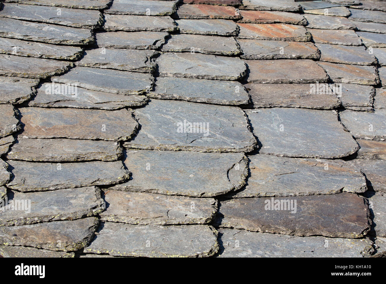 BLATTEN, SCHWEIZ - SEPT. 25, 2017: Detail eines traditionellen Flagstone oder Schiefer Dach. Stockfoto
