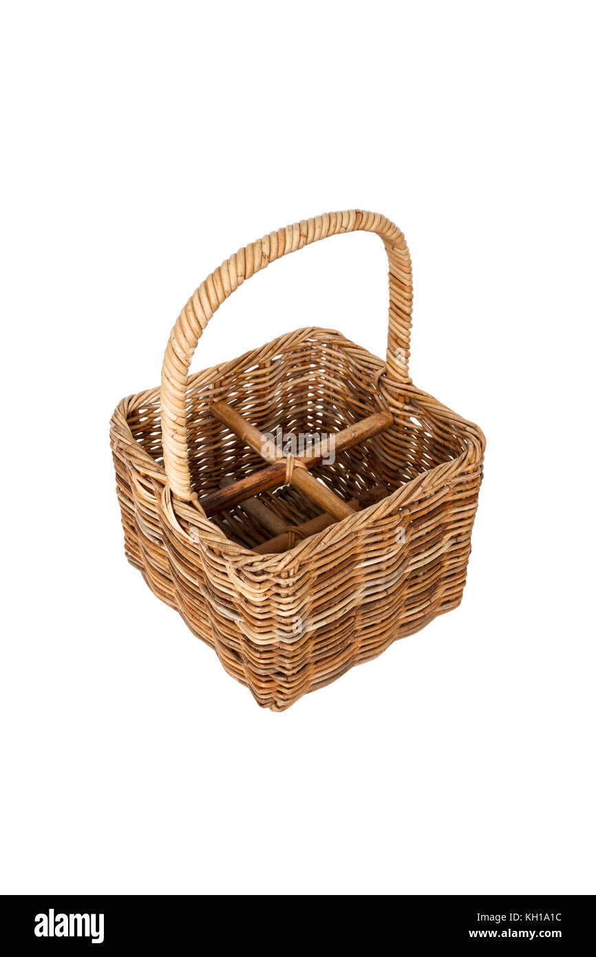 Ein leerer Korb Wein Korb vor einem weißen Hintergrund Stockfoto