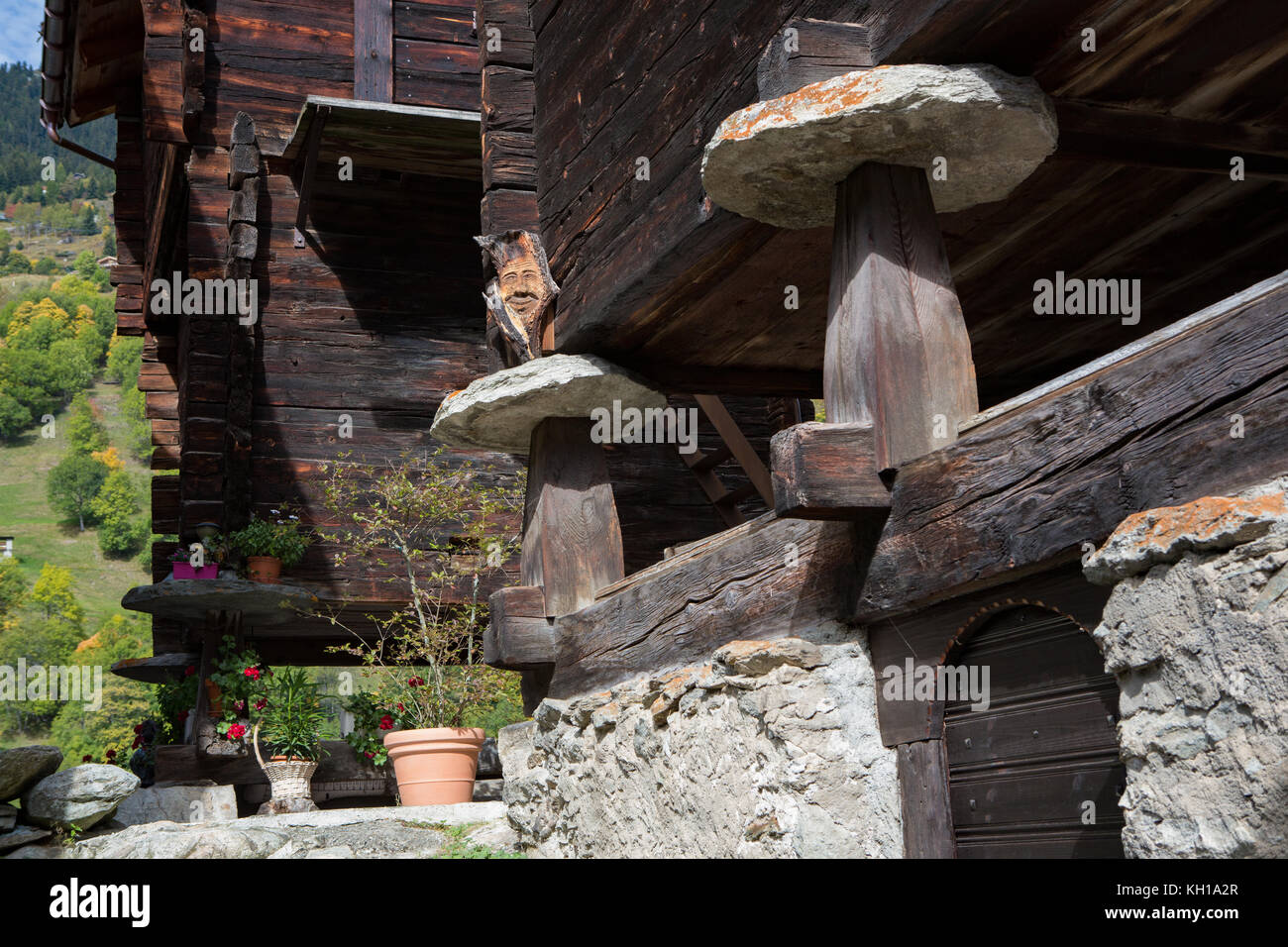 BLATTEN, SCHWEIZ - SEPT. 28, 2017: Schädlingsbekämpfung: Staddle oder  steddle Steine unter einem traditionellen Schweizer Chalet mit einem Holz  geschnitzt Gesicht, eine lokale tradi Stockfotografie - Alamy