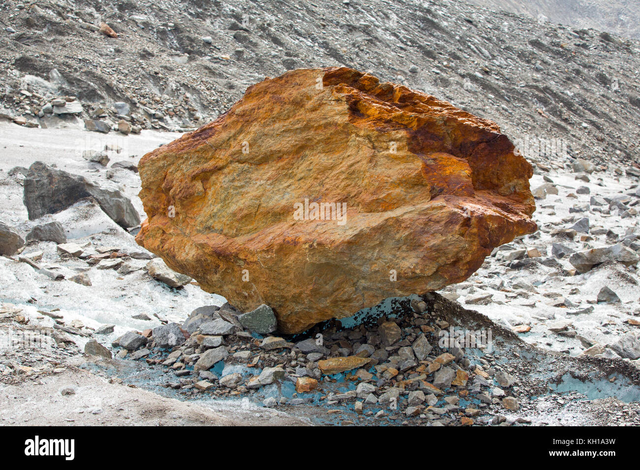 Grossen Aletschgletscher, DER SCHWEIZ: ein riesiger Felsen auf einem Gletscher. Stockfoto