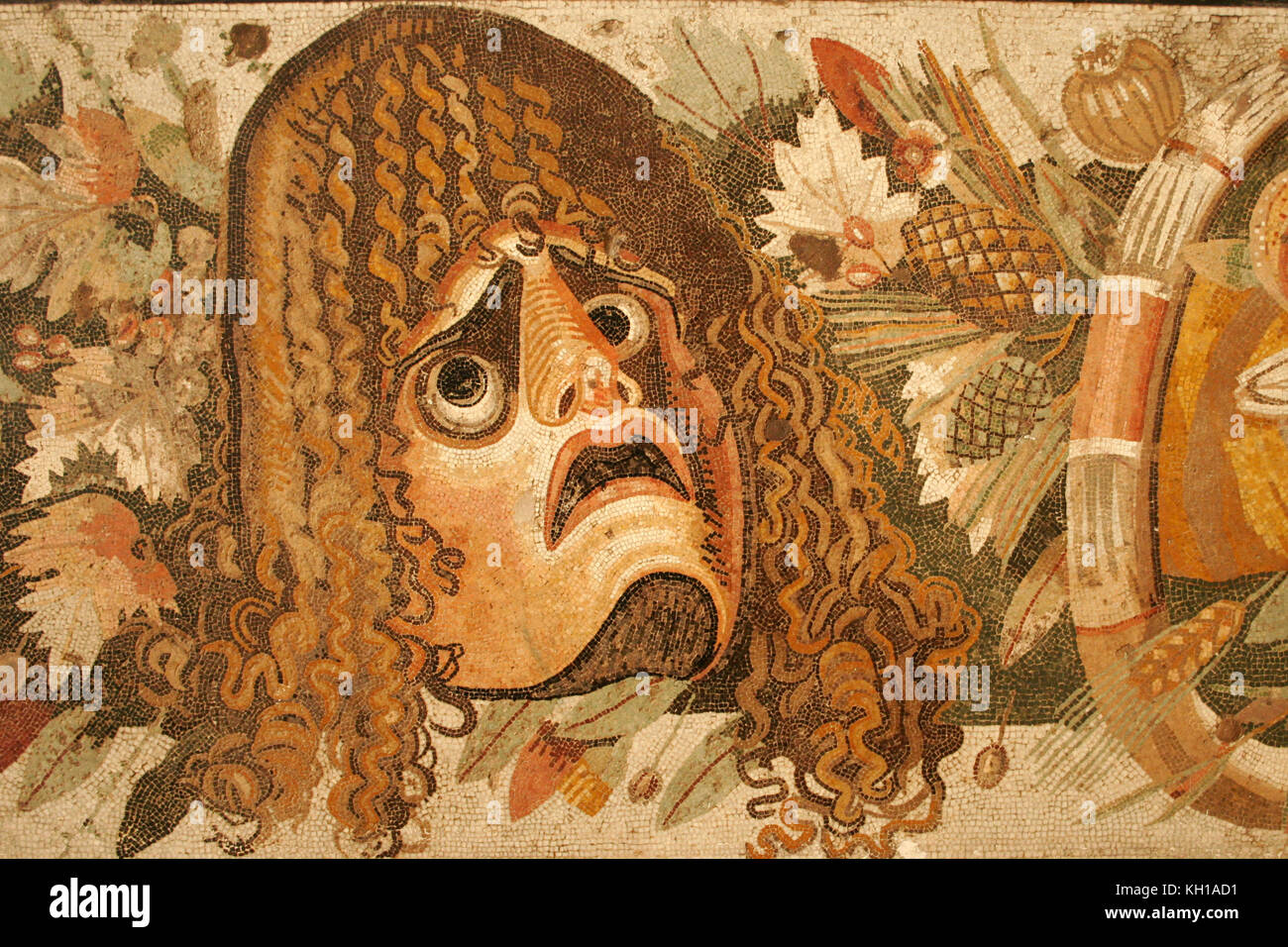 Tragischen Maske. Mosaik aus dem Haus des Faun aus Pompeji im Nationalen Archäologischen Museum in Neapel, Italien. Stockfoto