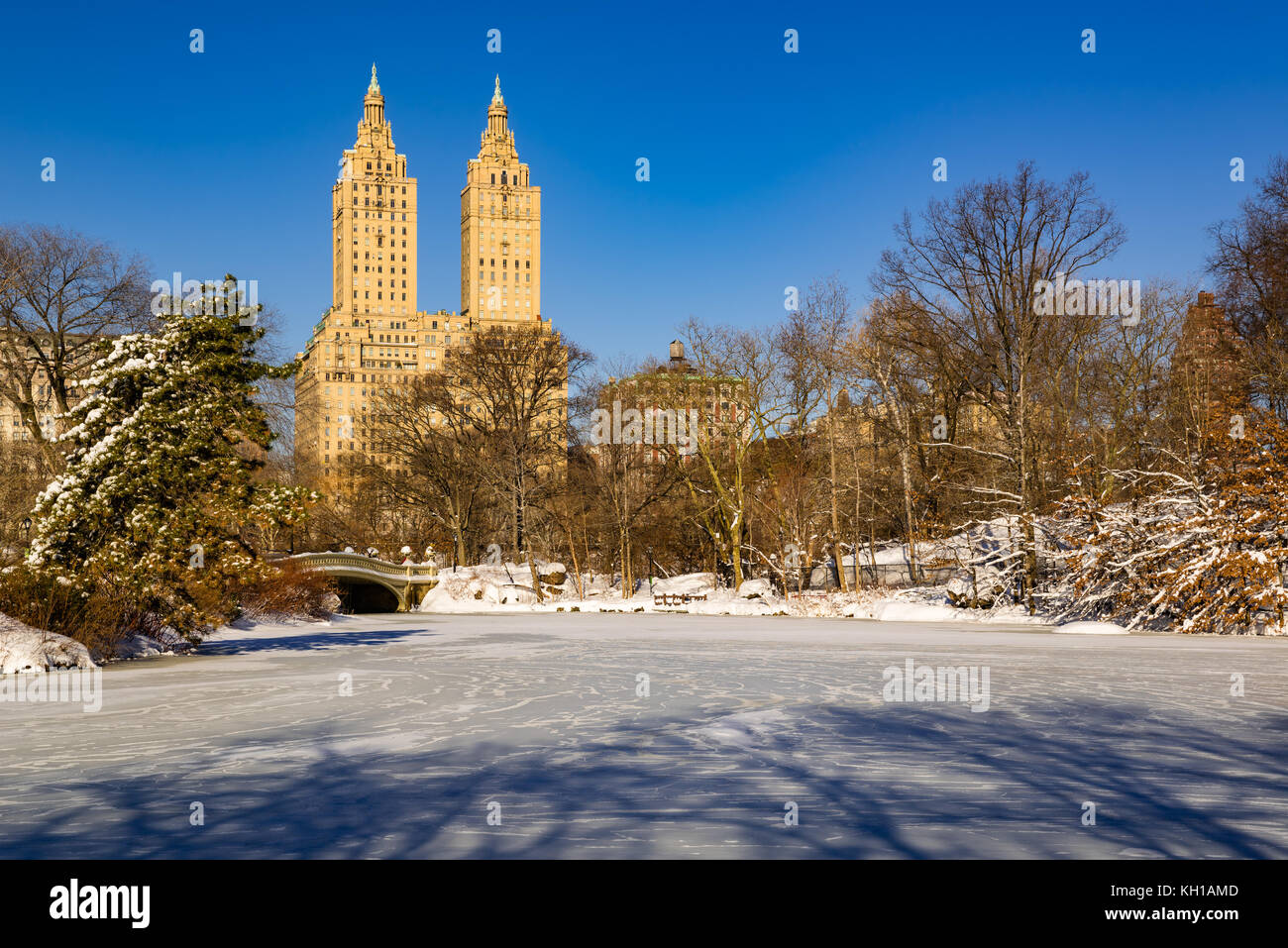 Gefrorene Central Park See im Winter mit Blick auf die San Remo Gebäude auf der Upper West Side. Manhattan, New York City Stockfoto