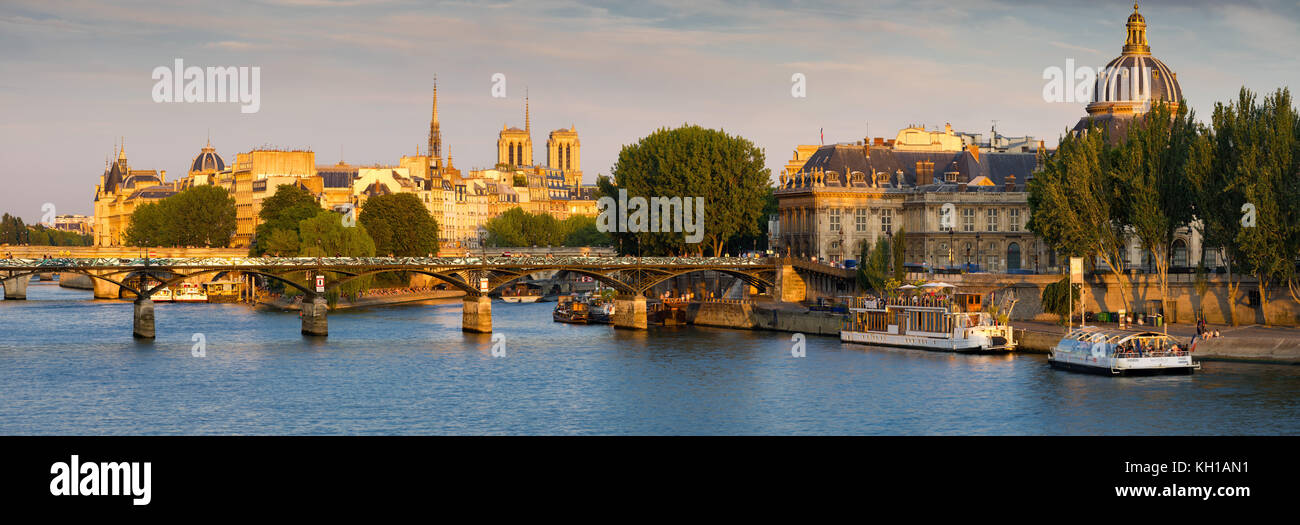 Panoramablick auf den Fluss Seine und linken Ufer bei Sonnenuntergang mit Ile de la Cite, Pont des Arts und das Französische Institut. Paris, Frankreich Stockfoto