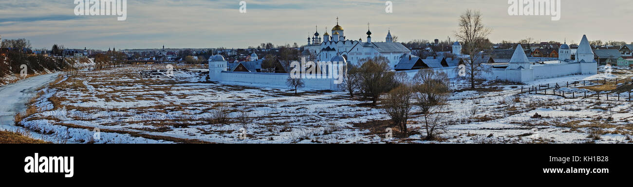 Panorama von suzdal aus der Luft. Häuser, Tempel, Straßen, Bäume sichtbar sind. In der Yards liegt Schnee. suzdal. goldener Ring Russlands Stockfoto