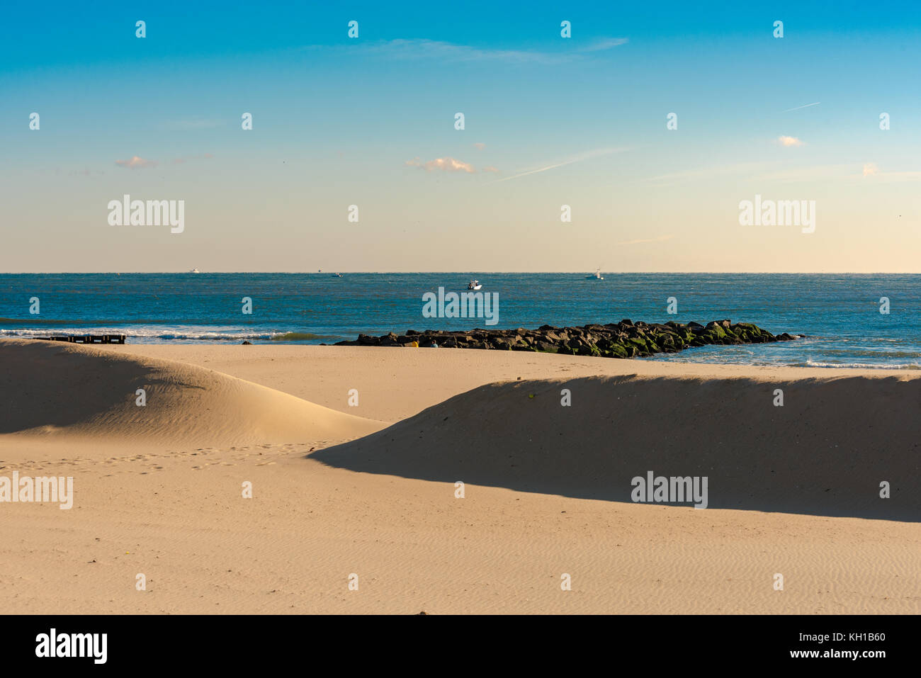 Die goldenen Glanz der Morgensonne auf der Winter Beach in Spring Lake, NJ USA Stockfoto