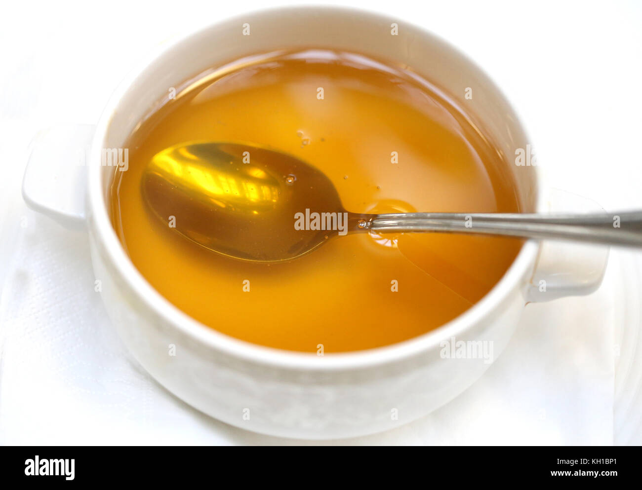 Köstlich süßen Honig in die Schale mit einem Löffel Stockfoto