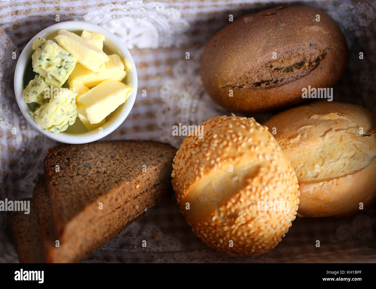 Schwarzes und weißes Brot und Butter in einem Korb fotografiert. Stockfoto