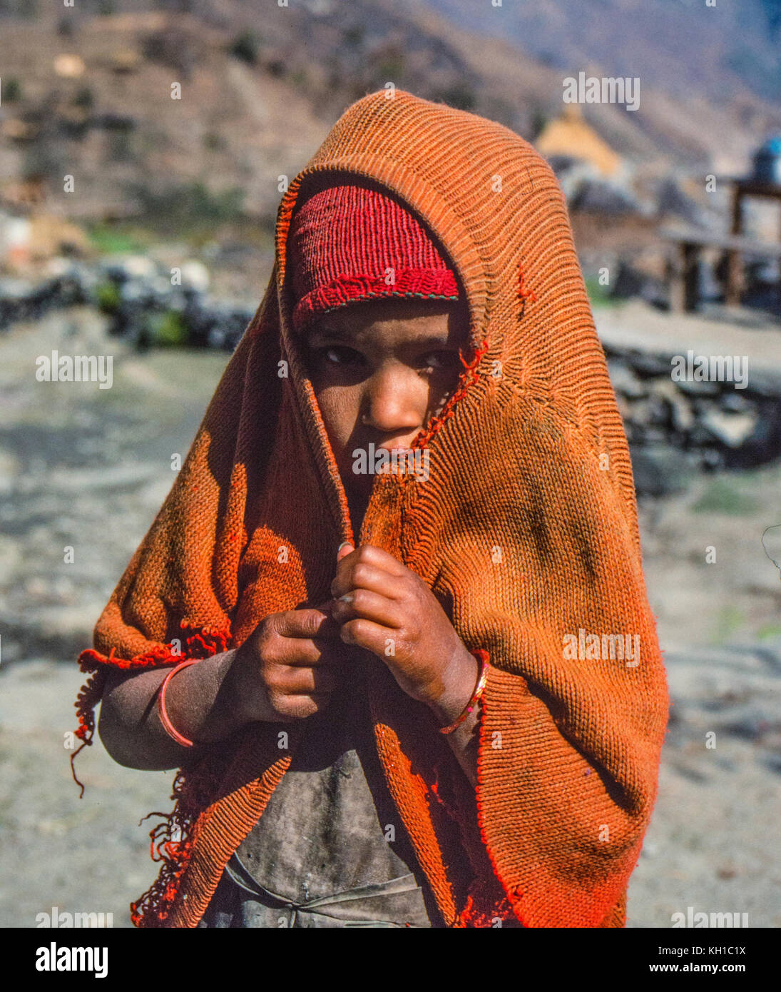 Nepali Kind über den Kopf Stockfoto