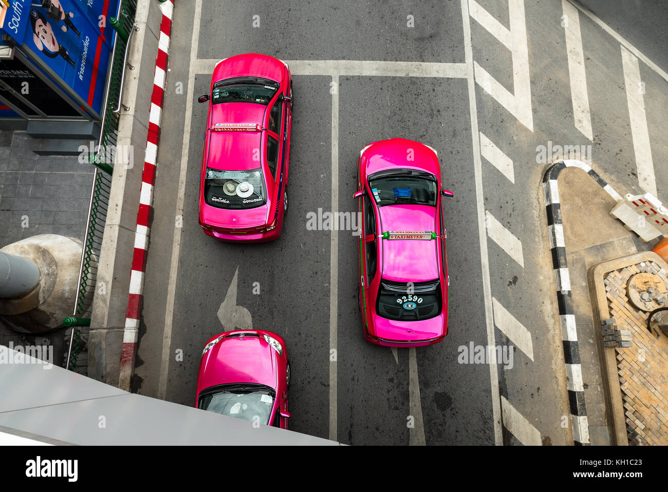 Ein Blick auf 3 rosa Bangkok Thai Taxis an einer Kreuzung warten. Stockfoto