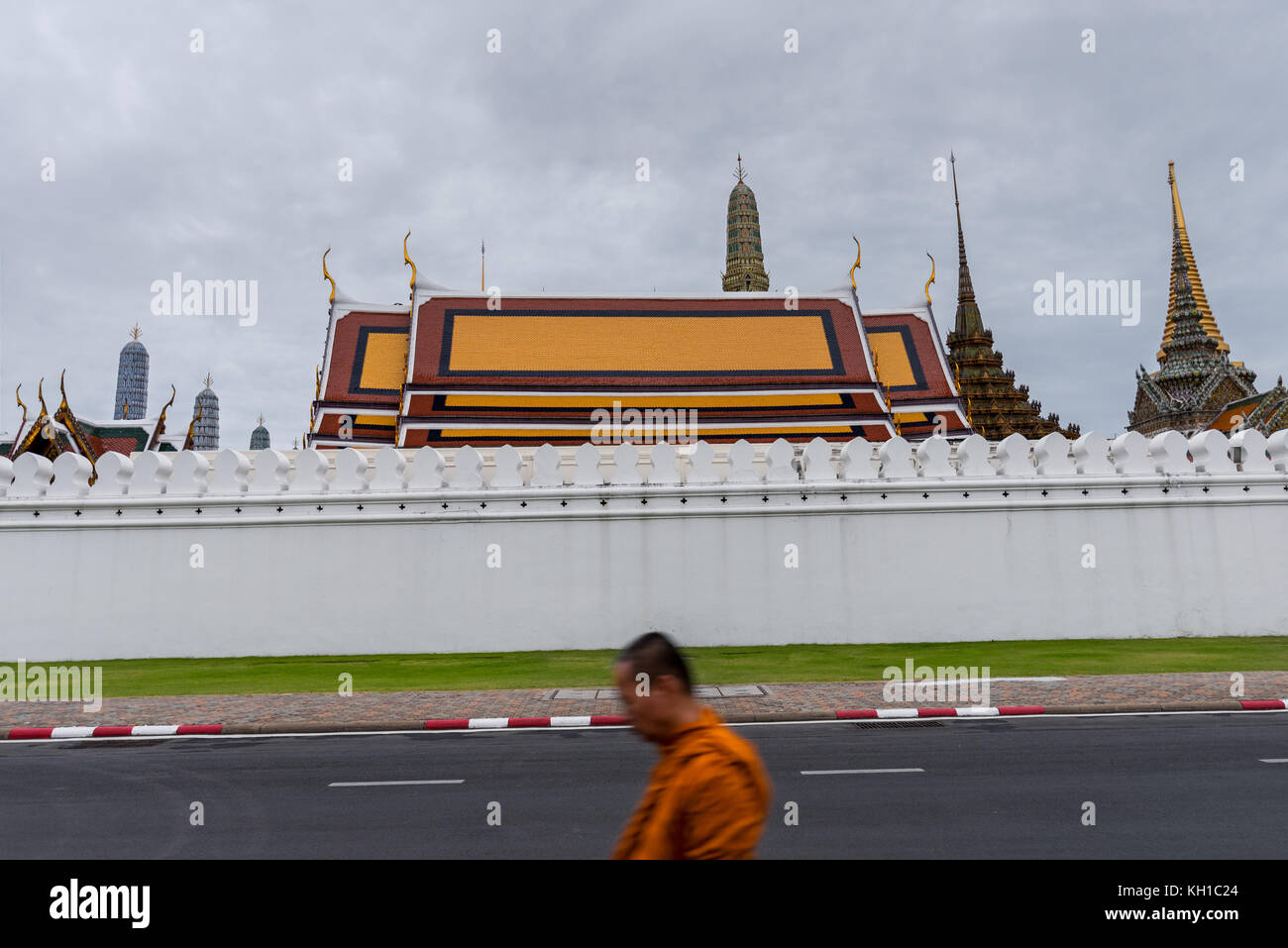Einen thailändischen buddhistischen Mönch zu Fuß hinter dem Königlichen Palast und buddhistische Tempel in Bangkok, Thailand. Stockfoto