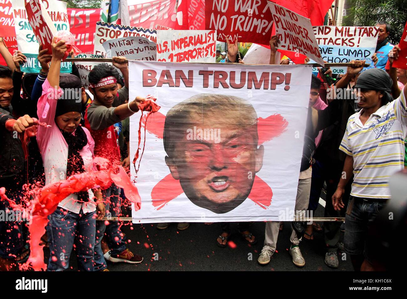 Philippinen. 11 Nov, 2017 Demonstranten Farbe auf die Porträts von Trumpf während der Protestaktion in Manila City am werfen. 11, 2017 gegen uns Pres.trump Besuch und rufen uns zu Ende Intervention in Mindanao. Credit: Gregorio b. Dantes jr./Pacific Press/alamy leben Nachrichten Stockfoto
