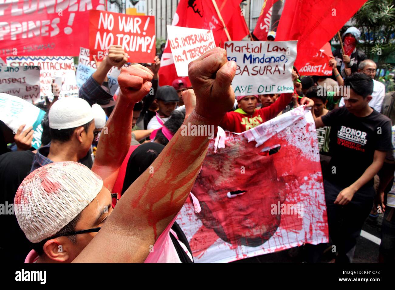 Philippinen. 11 Nov, 2017 Demonstranten Farbe auf die Porträts von Trumpf während der Protestaktion in Manila City am werfen. 11, 2017 gegen uns Pres.trump Besuch und rufen uns zu Ende Intervention in Mindanao. Credit: Gregorio b. Dantes jr./Pacific Press/alamy leben Nachrichten Stockfoto