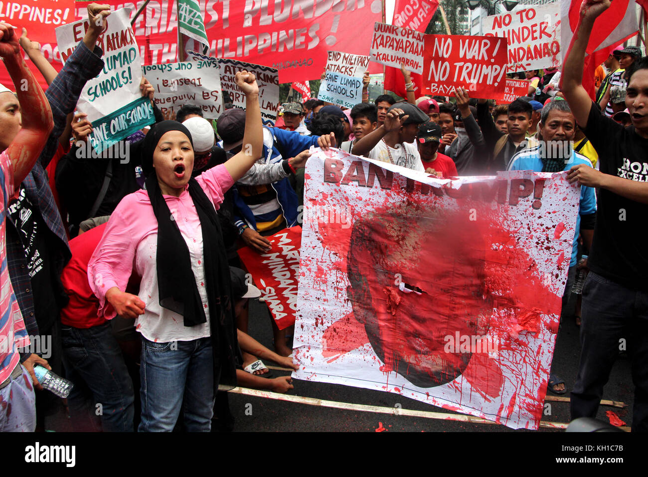 Philippinen. 11 Nov, 2017 Demonstranten Farbe auf die Porträts von Trumpf während der Protestaktion in Manila City am werfen. 11, 2017 gegen uns Pres.trump Besuch und rufen uns zu Ende Intervention in Mindanao. Credit: Gregorio b. Dantes jr./Pacific Press/alamy leben Nachrichten Stockfoto