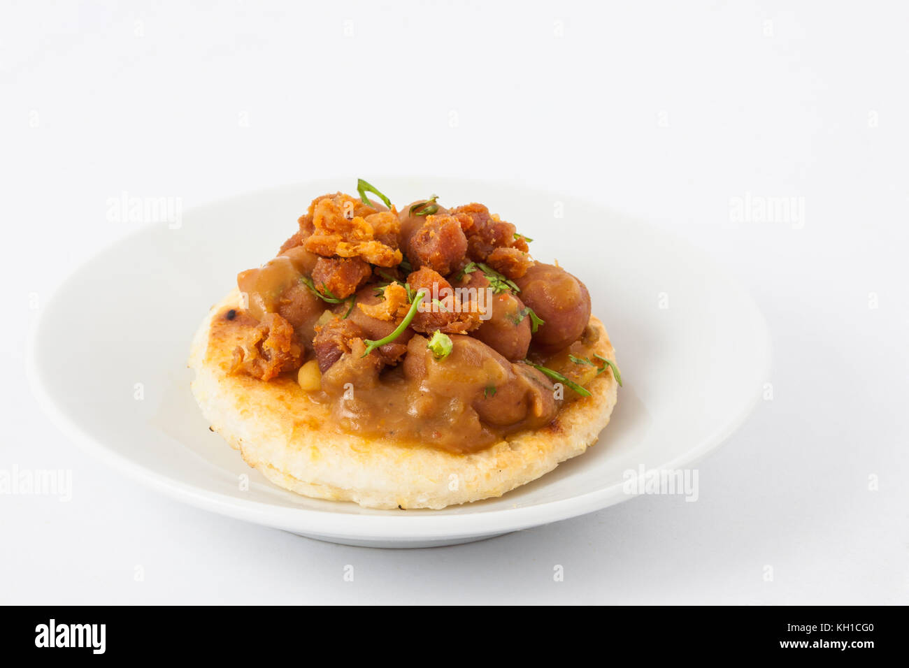 Die traditionelle kolumbianische Arepa gekrönt mit Bohnen und Schwarte Stockfoto