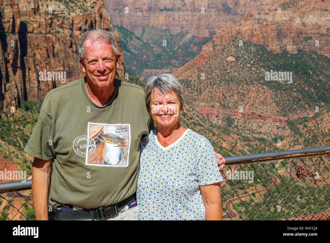 Jim und Chris kidd stehen am Aussichtspunkt mit Zion Canyon im Hintergrund Stockfoto