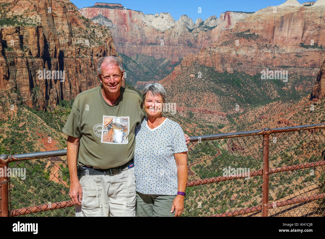 Jim und Chris kidd stehen am Aussichtspunkt mit Zion Canyon im Hintergrund Stockfoto