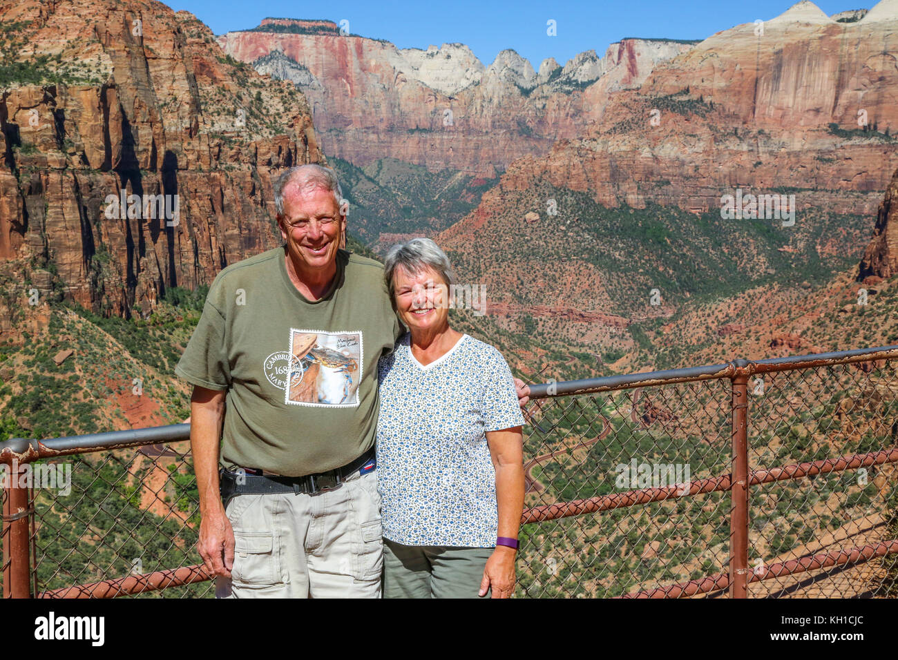 Jim und Chris kidd stehen am Aussichtspunkt mit Zion Canyon im Hintergrund Stockfoto