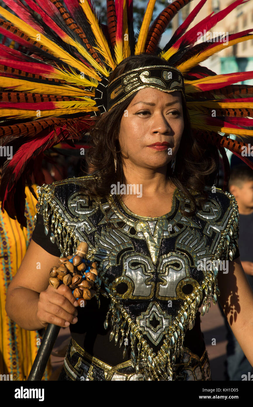 Aztec Tänzer, Tag der Toten Feier, Boyle Heights, Los Angeles, Kalifornien, USA Stockfoto