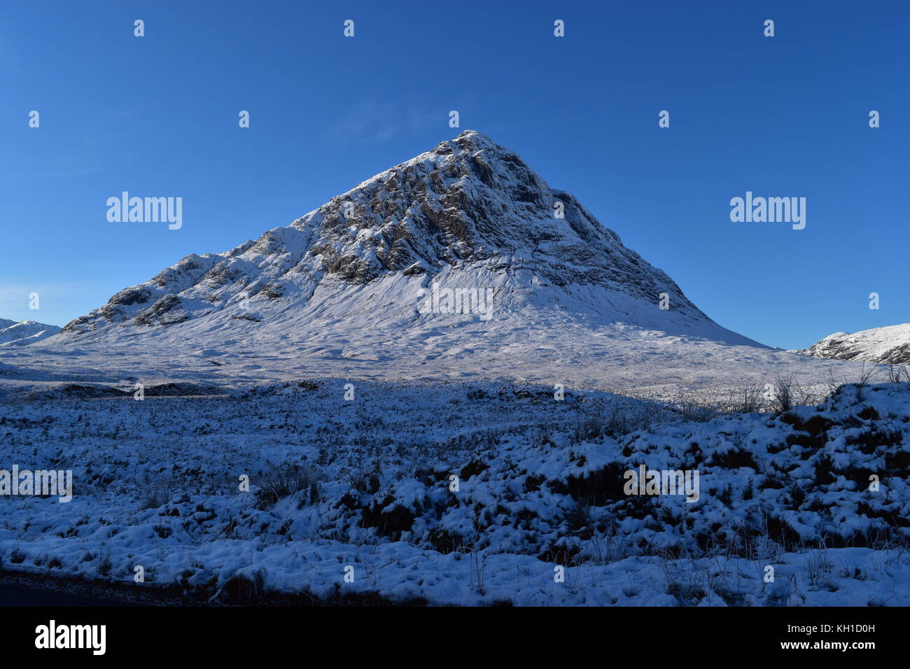 Schnee bedeckt Buchaille Etive Mor an einem klaren und sonnigen Tag im Winter. Glencoe, Schottland. Stockfoto