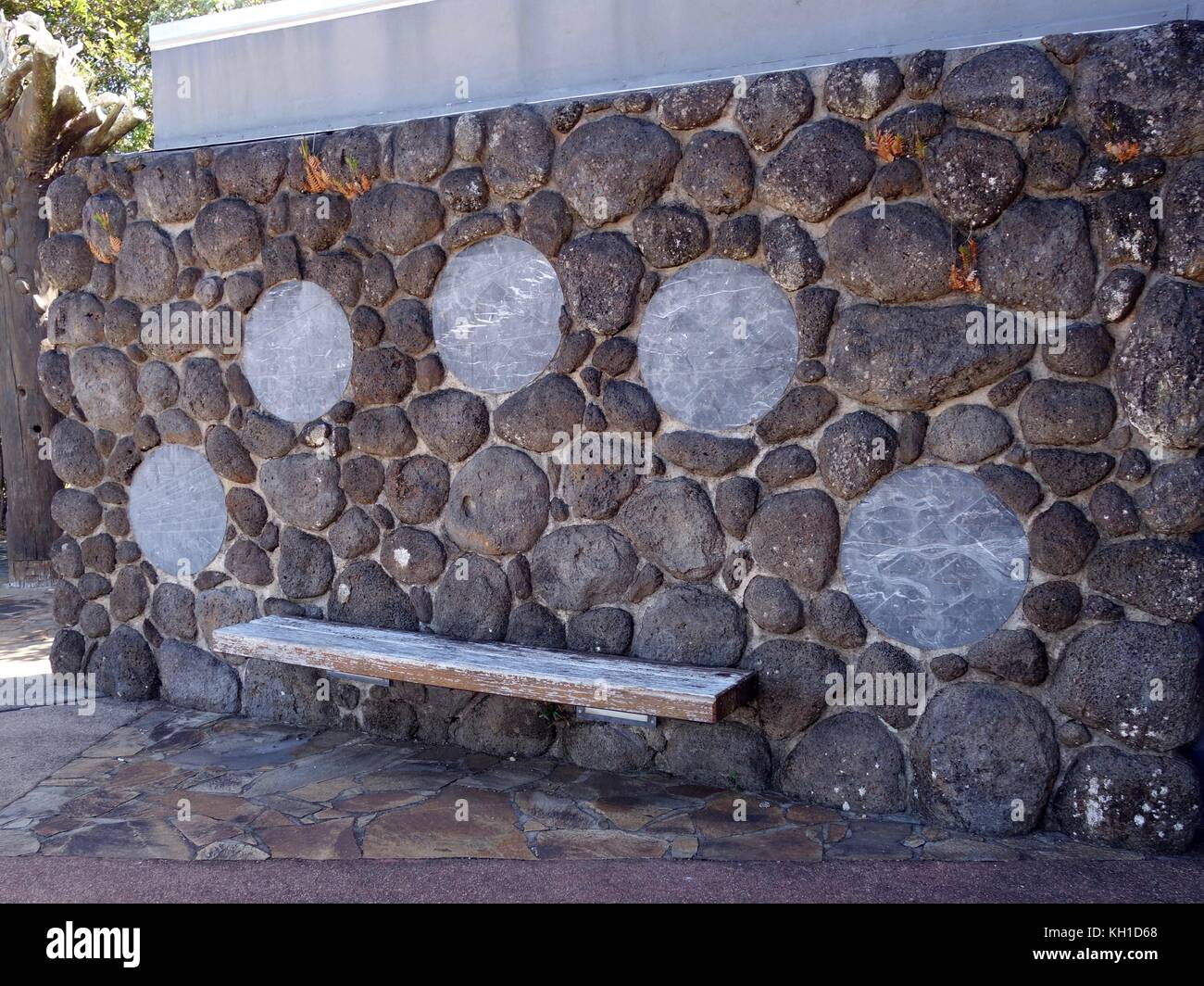 Halloran Hill Environmental Park, Atherton, Queensland, Australia-August 24, 2017: eine Sitzgruppe mit Aboriginal Kunst in einem nationalen Pa entfernt Stockfoto
