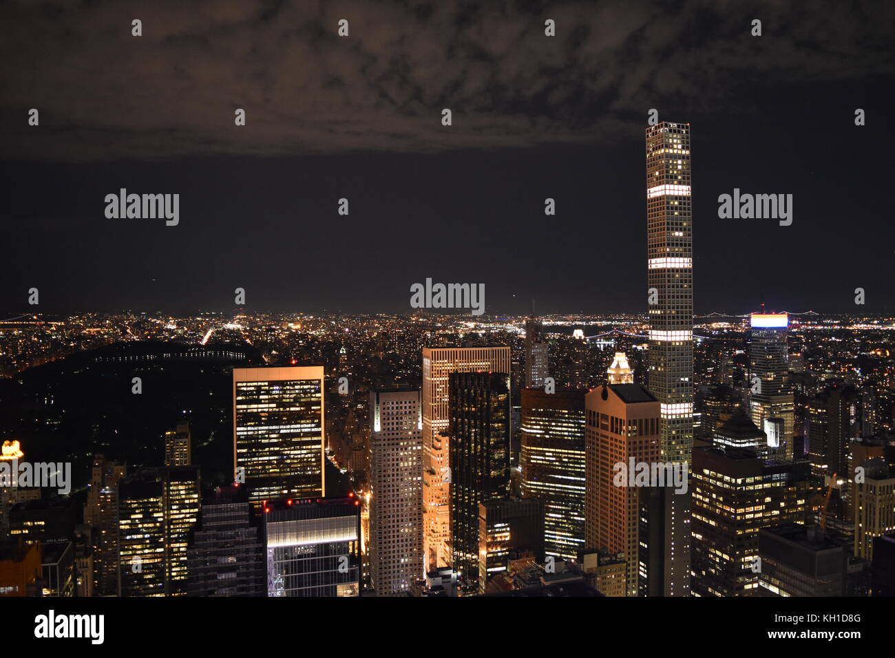 432 Park Avenue und Central Park bei Nacht, von der Spitze des Felsens, Juli 2017 berücksichtigt. Stockfoto