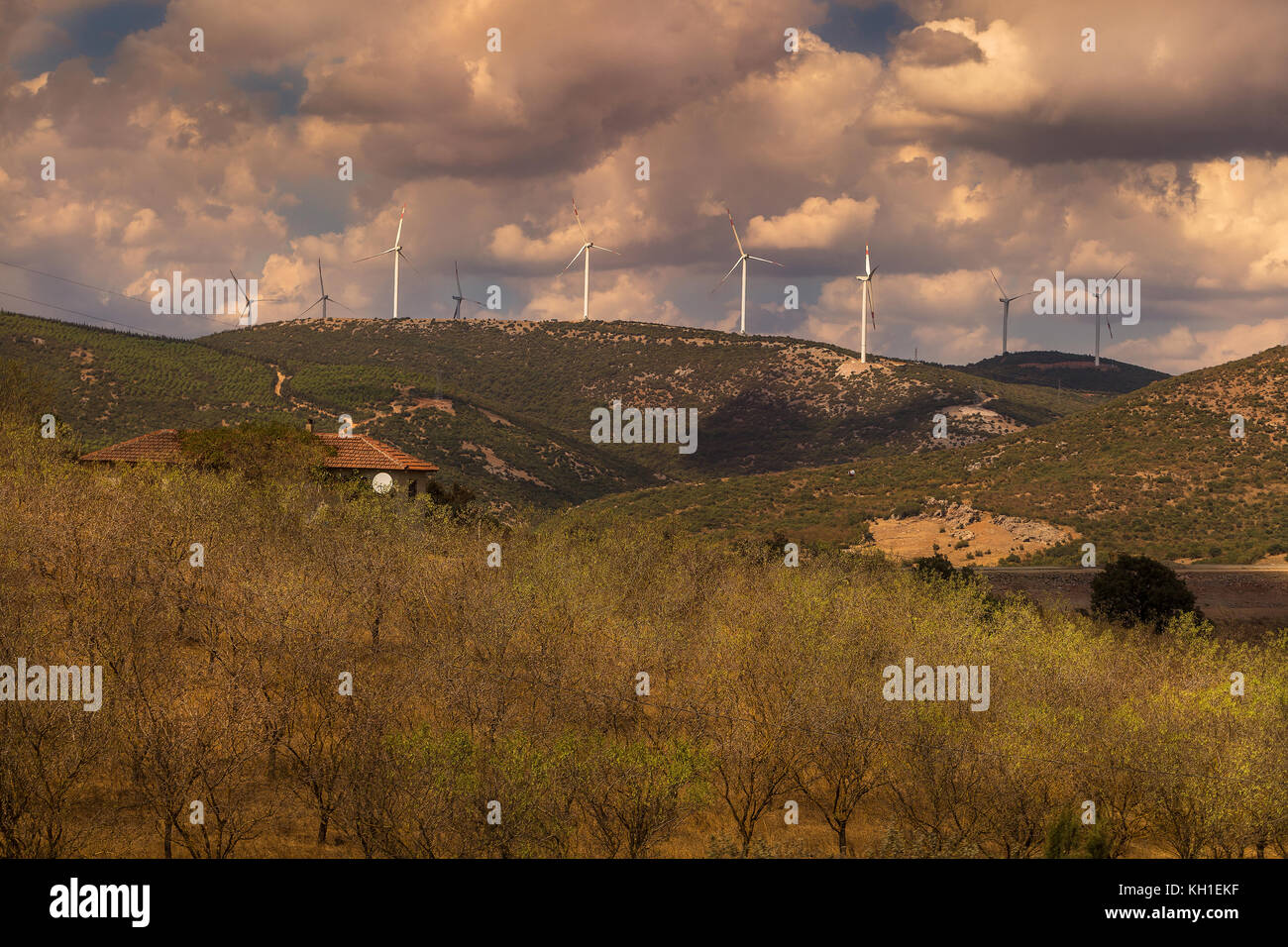 Hohen Hügel Landschaft mit Windkraftanlagen Strom Energie für das Leben Stockfoto