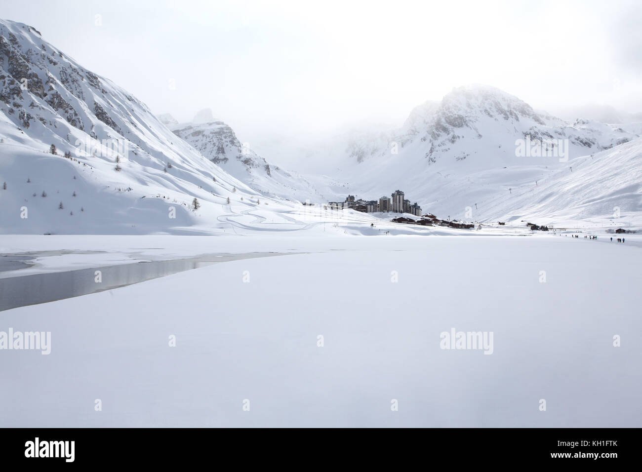 Die herrlichen See von La Plagne in den französischen Alpen. einen ruhigen weißen Panorama der kleine Resort und die Landschaft um sie herum Stockfoto