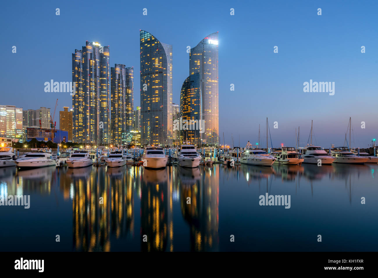 Busan City Skyline Blick in haeundae, gwangalli Strand mit yacht Pier in Busan, Südkorea. Stockfoto