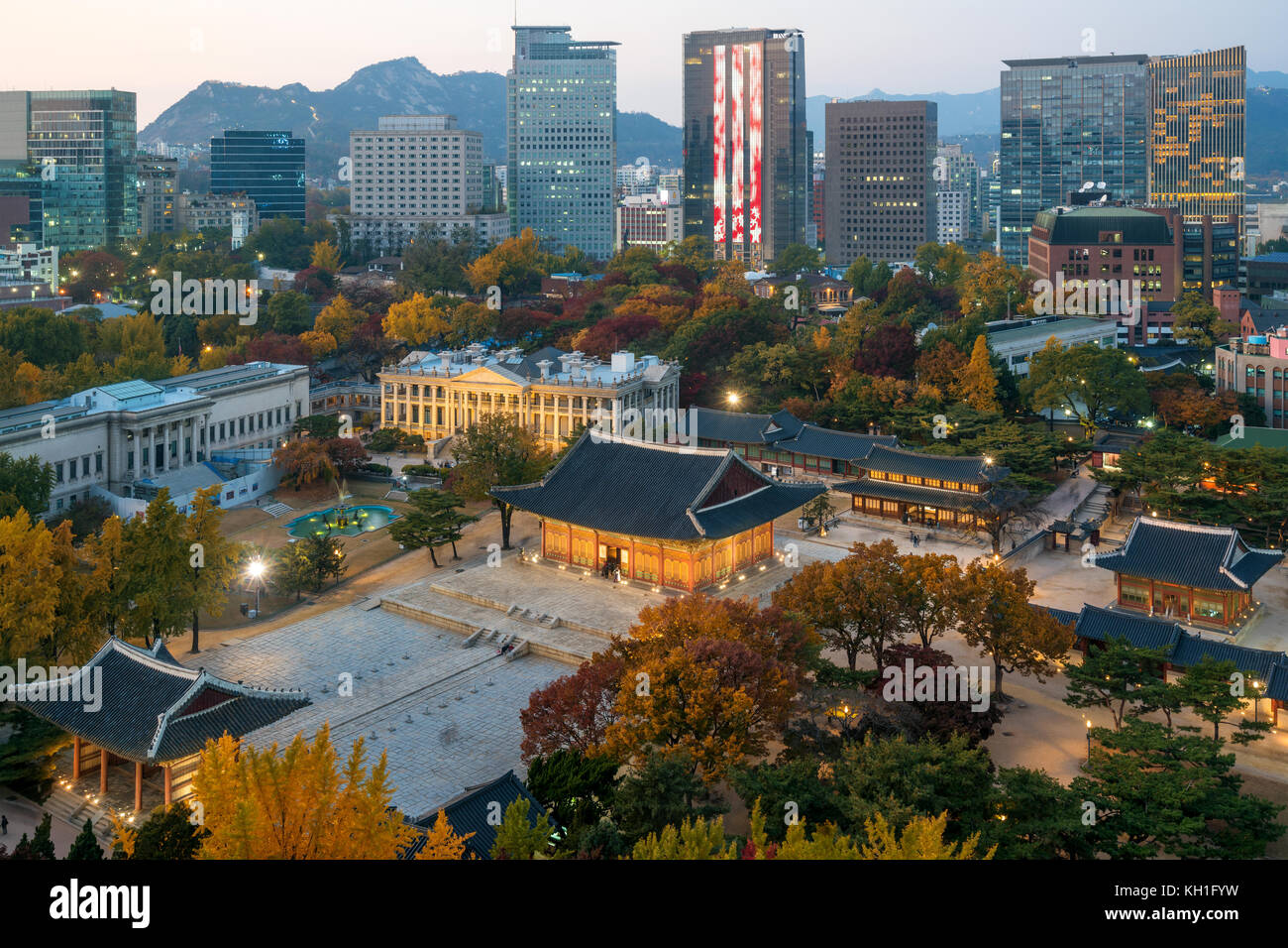 Nacht Deoksugung Palast und Stadt Seoul im Herbst Jahreszeit in Seoul, Südkorea. Stockfoto