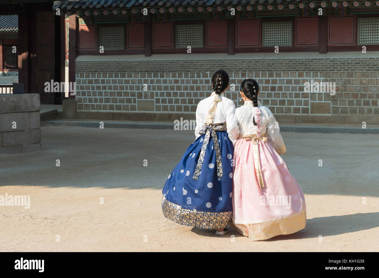 Asiatische koreanische Frau gekleidet hanbok in traditioneller Kleidung  wandern in Gyeongbokgung Palast in Seoul, Südkorea Stockfotografie - Alamy