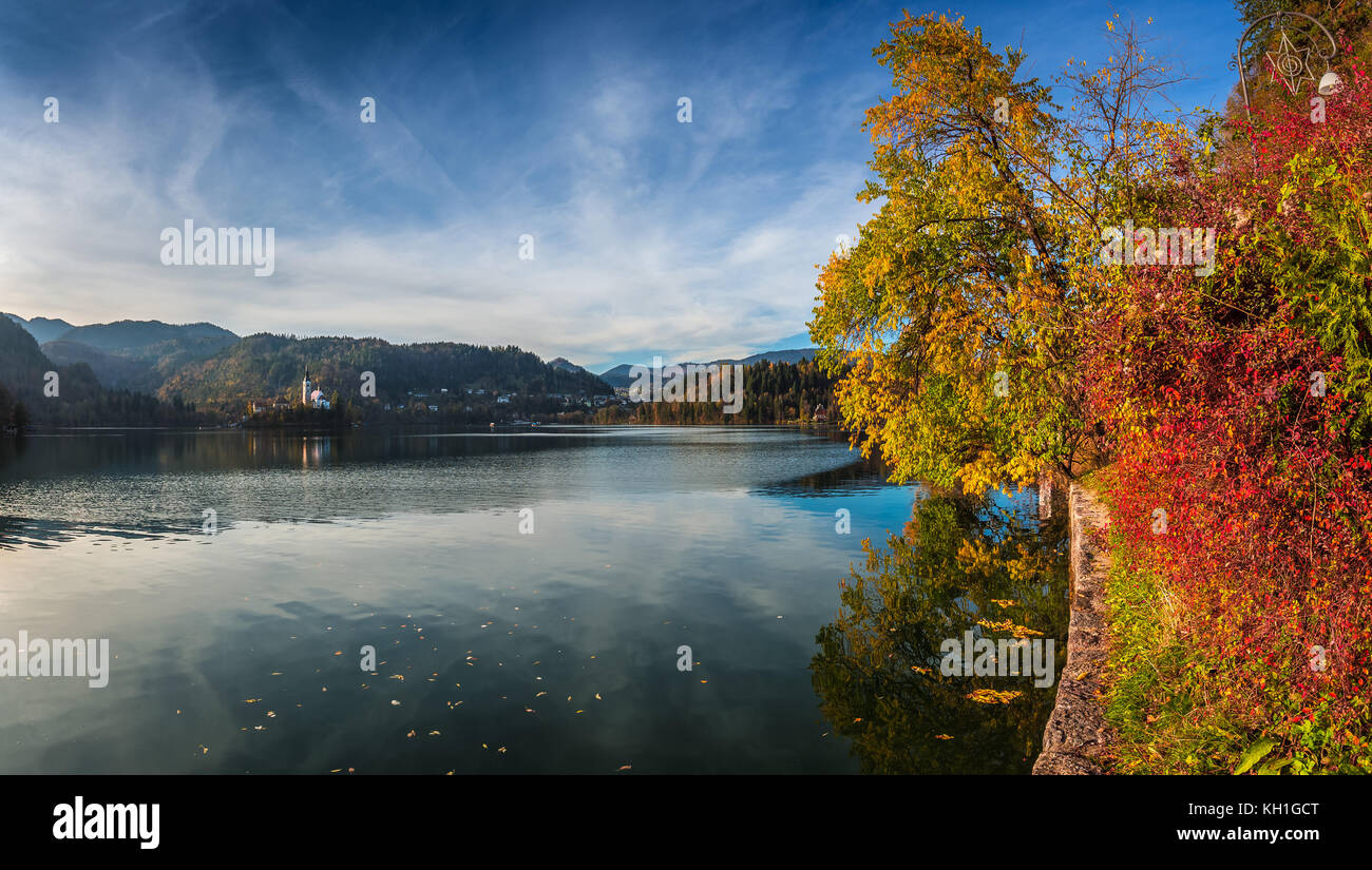 Bled, Slowenien - Schöne Herbstfarben am Bleder See mit Wallfahrtskirche Mariä Himmelfahrt und Bäumen Stockfoto