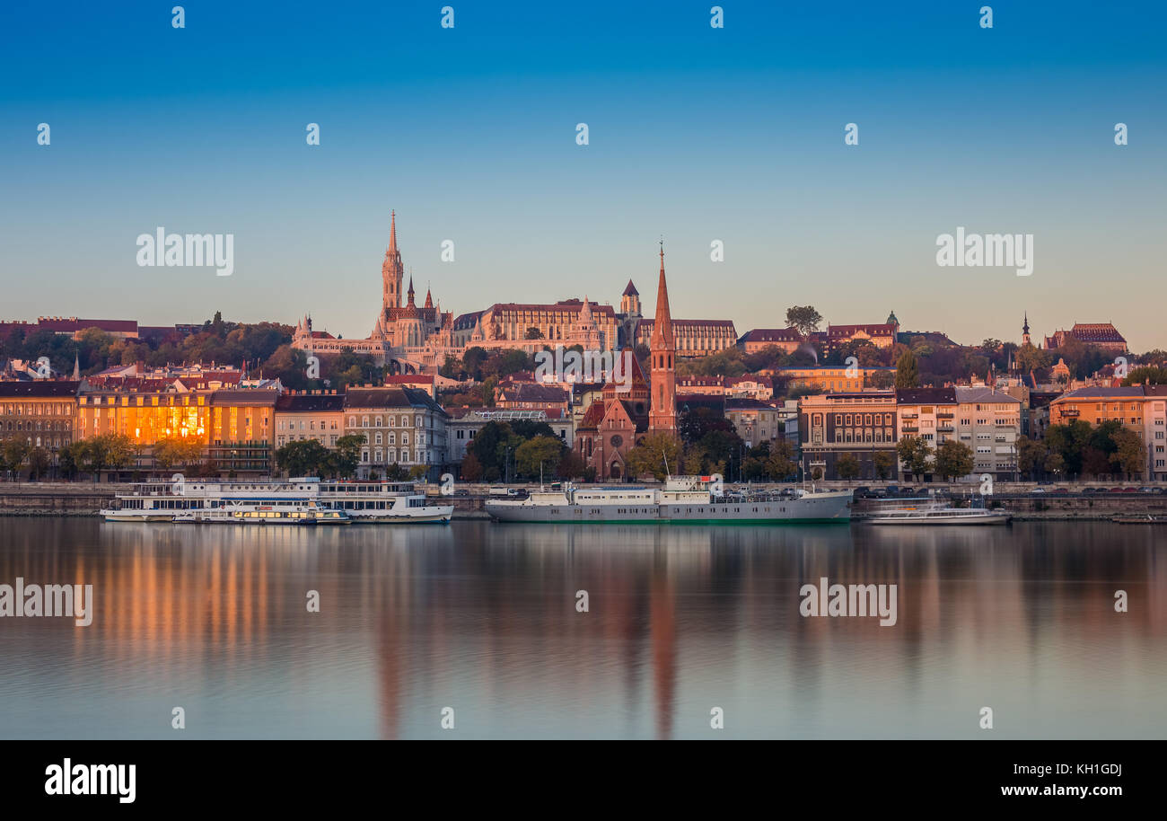 Budapest, Ungarn - Blick auf die Budaer Seite mit der Budaer Burg, der St.-Matthias Kirche und der Fischerbastei mit alten Schiffen auf Rive Stockfoto