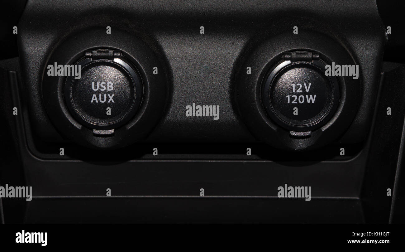 2017 Suzuki Swift 1.2 dualjet hybrid Eleganz - USB-Anschluss und eine  Steckdose Stockfotografie - Alamy