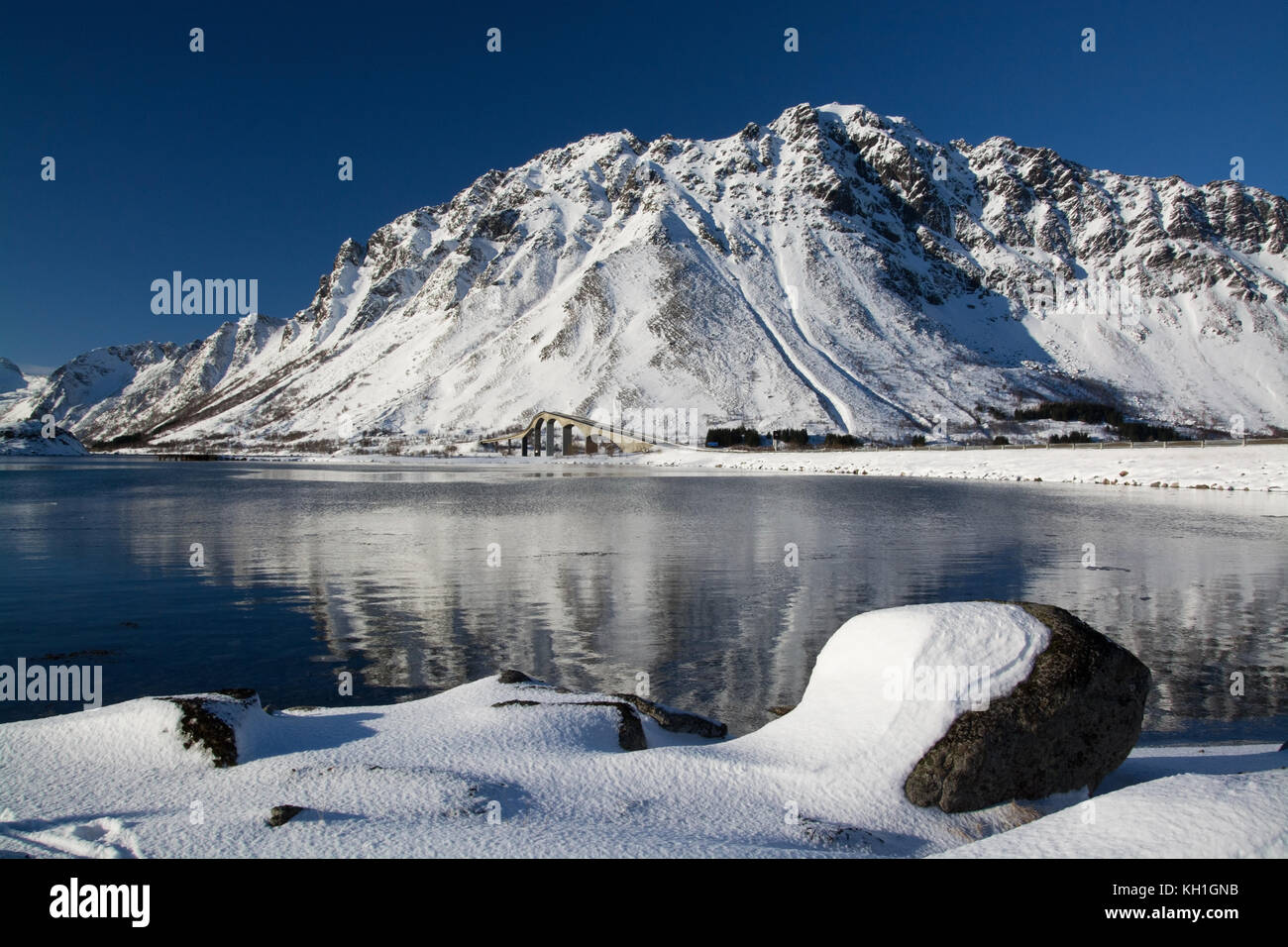 Brücke in der Nähe von barstrand auf die Lofoten, Norwegen, im Winter. Stockfoto