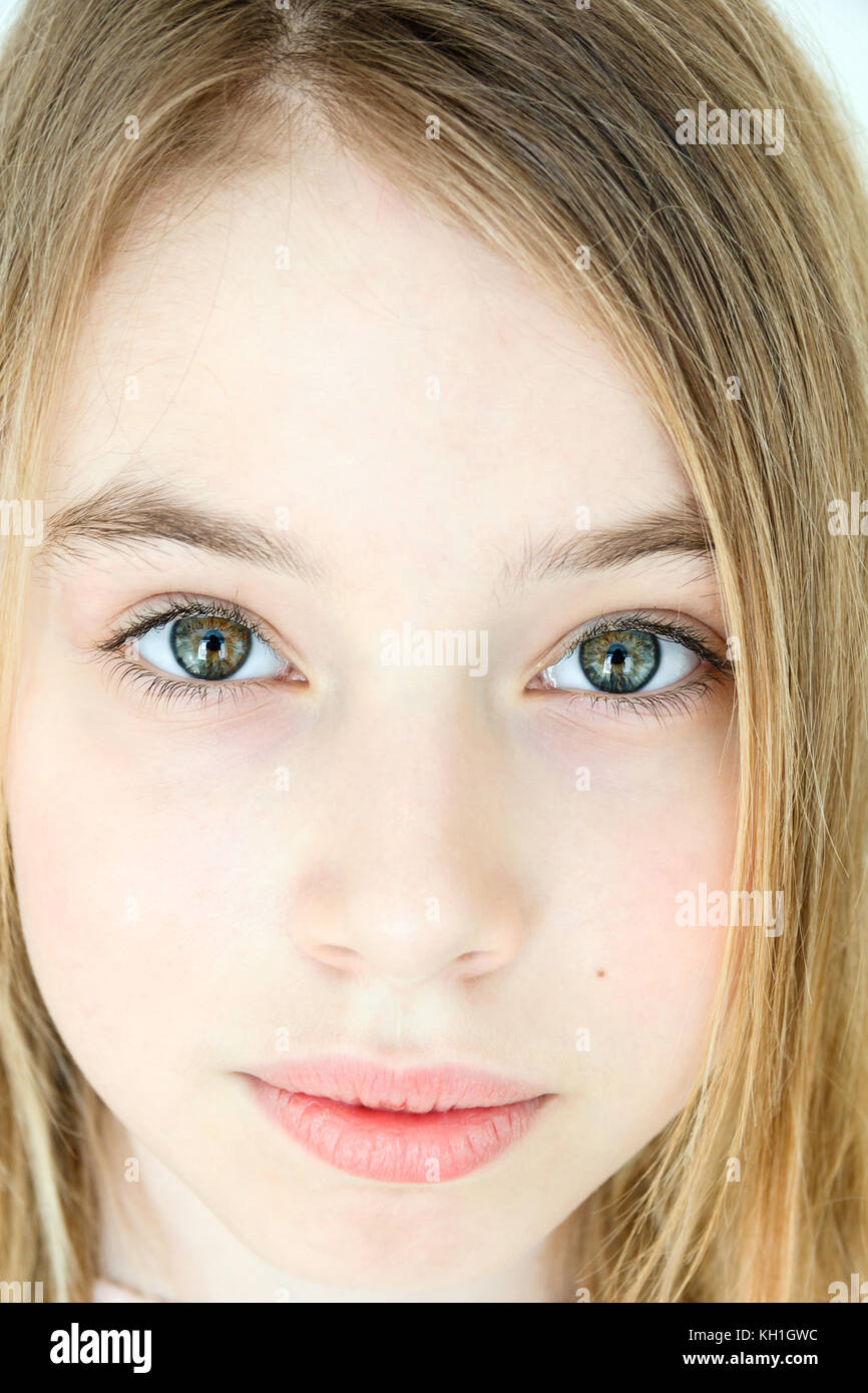 Traurig niedliche Mädchen 11 Jahre alt mit blonden langen Haaren und grünen Augen Stockfoto