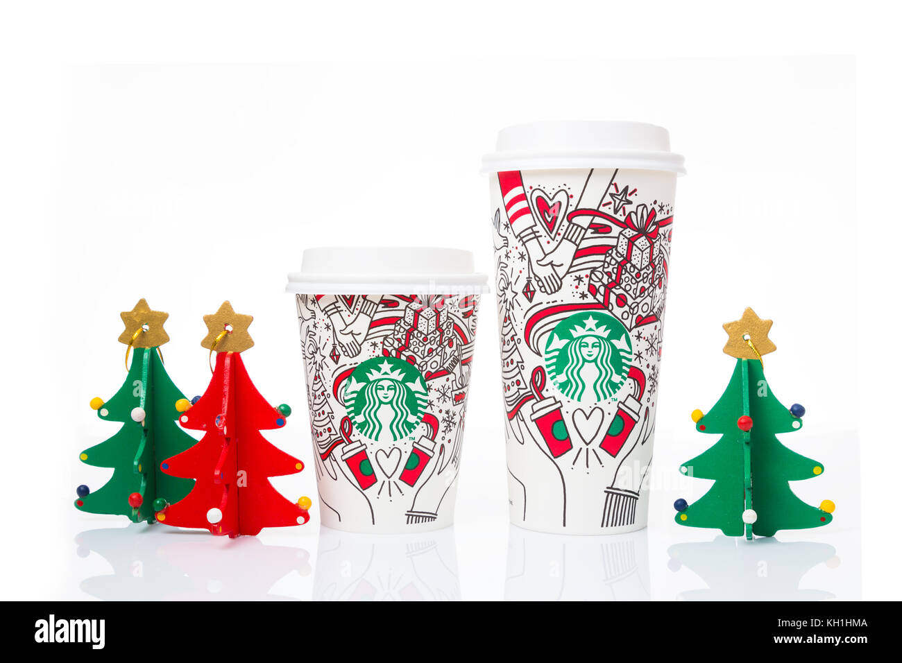 Chiang Mai, Thailand - 11 November 2017 - 2 Größen, Grande und Venti, Kaffee von Starbucks Papierbecher in schönen 2017 Weihnachten design Anzeige auf whit Stockfoto