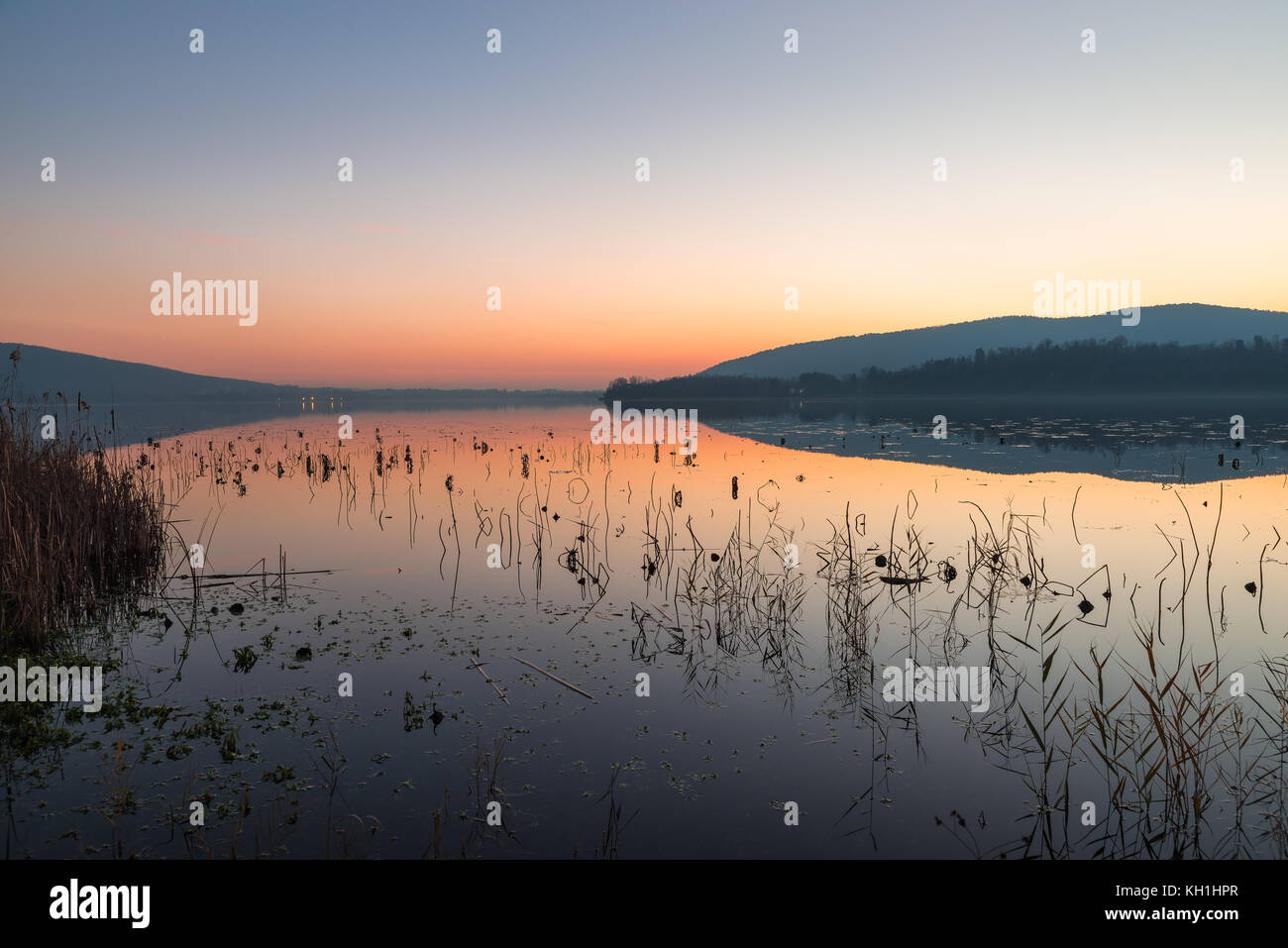 Ternate, den Lago di Comabbio, Italien. Blick Richtung corgeno, bei Sonnenuntergang, am Ende des Herbstes. See glazialen Ursprungs, Provinz Varese Stockfoto