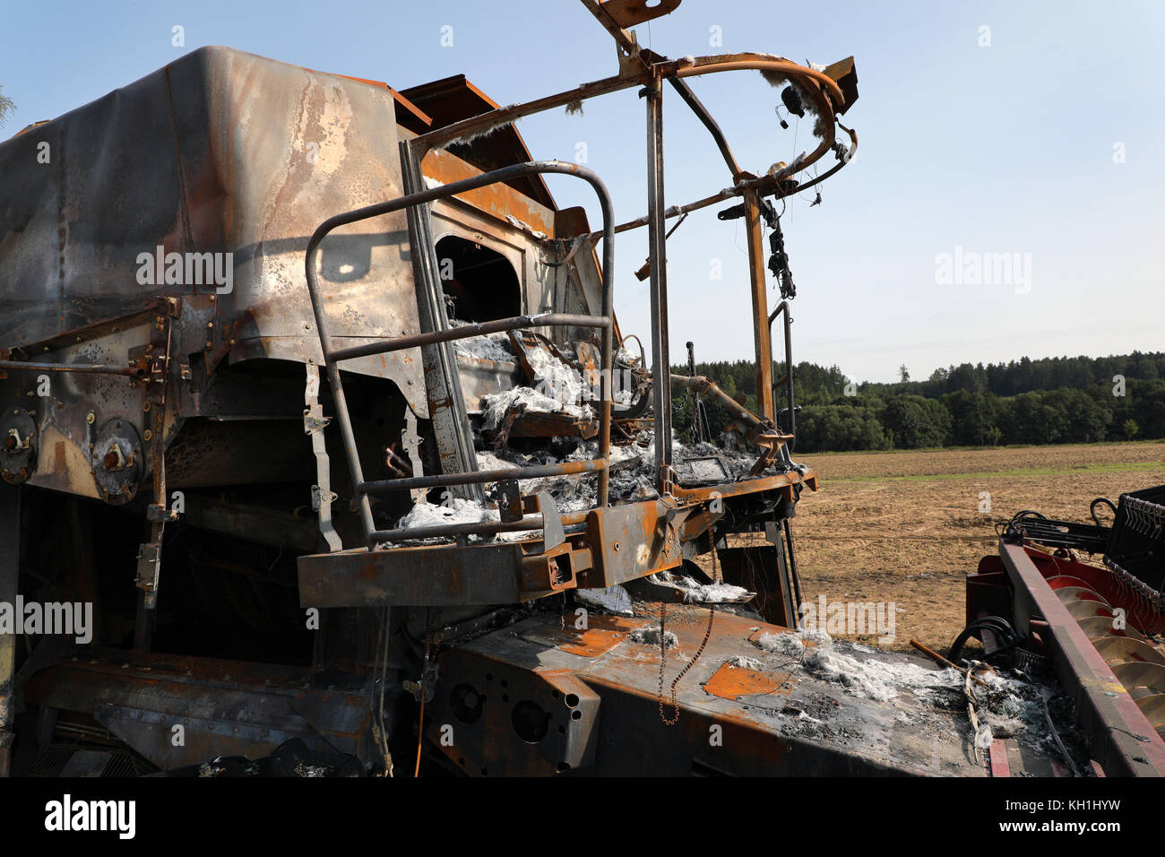 Nahaufnahme der eine ausgebrannte Mähdrescher im Feld Stockfoto